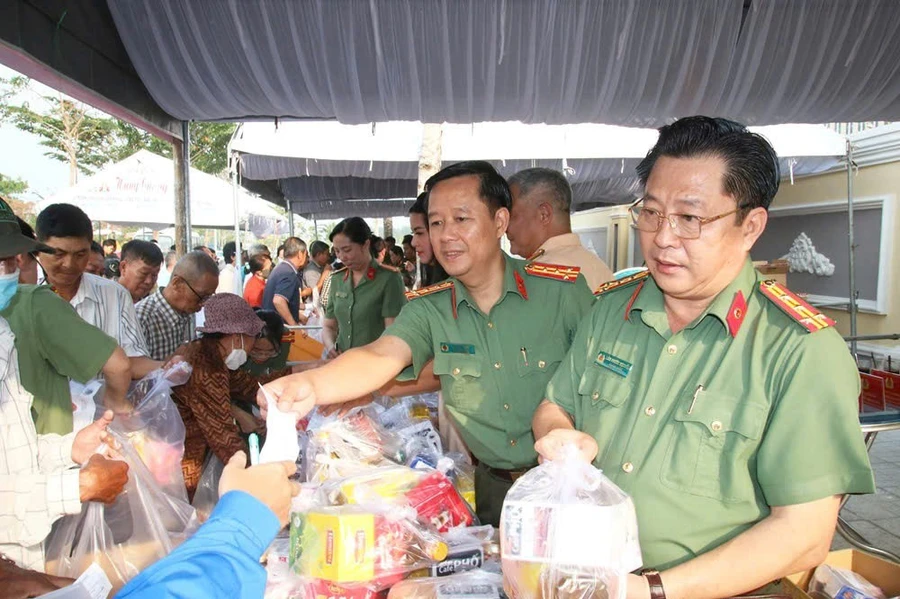 Công an trao tặng 600 phần quà hỗ trợ người dân khó khăn tại Chương trình "Phiên chợ 0 đồng - San sẻ yêu thương". (Ảnh: Minh Phước)