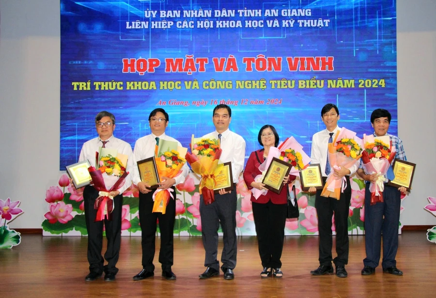 An Giang họp mặt tôn vinh các trí thức khoa học và công nghệ tiêu biểu năm 2024.