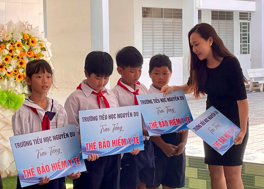 Trao học bổng và BHYT cho học sinh khó khăn vào năm học mới. 1000054183.jpg