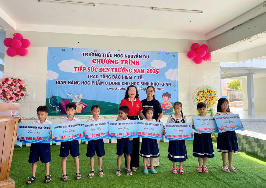Chương trình "Tiếp sức đến trường" trao tặng quà cho học sinh khó khăn.