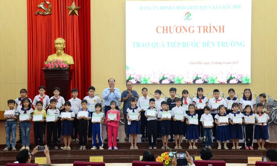 Xã Châu Phú (tỉnh An Giang) trao quà "Tiếp bước đến trường" cho học sinh. 1000054188.jpg