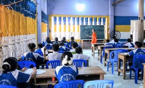 Lớp dạy tiếng nói, chữ viết Khmer ở xã Ô Lâm, tỉnh An Giang.
