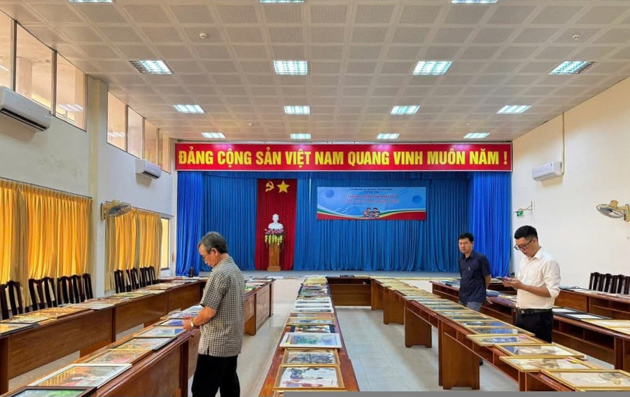 Các tác phẩm tham dự Hội thi vẽ tranh "Dấu ấn thời gian qua những trang sách". Ảnh: T.V An Giang.