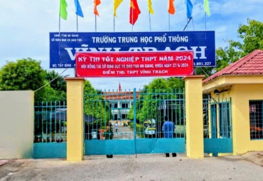 Trường THPT Vĩnh Trạch, trường vùng xa đạt thứ 4 trong top 10 trường có điểm trung bình nhất tỉnh An Giang. Ảnh: Trọng Nhân. 1000047661.jpg