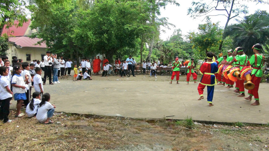 Buổi diễn tấu trống Sa-dăm tại chùa Snay Đon Kum Chhăk (chùa B52) xã Ô Lâm, tỉnh An Giang có rất đông các em thiếu nhi và du khách thưởng thức. 1000047667.jpg