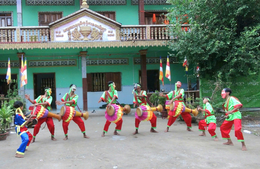Múa trống Sa-dăm loại hình nghệ thuật độc đáo của đồng bào Khmer vùng Bảy Núi, An Giang.