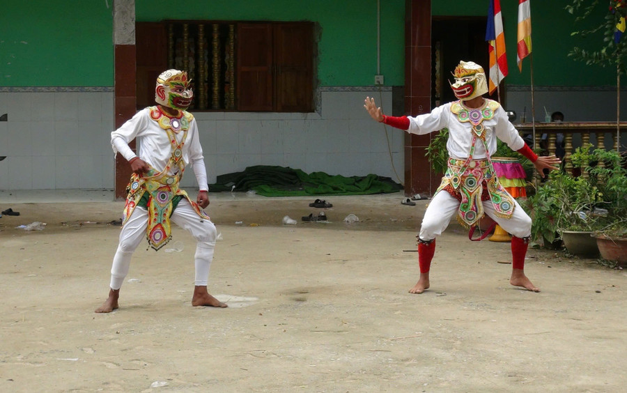Những chú khỉ Hanuman với các động tác vui nhộn khiến người xem thích thú. 1000047669.jpg
