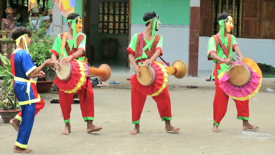 Các thanh, thiếu niên Khmer say sưa với điệu múa trống Sa-dăm. 1000047663.jpg