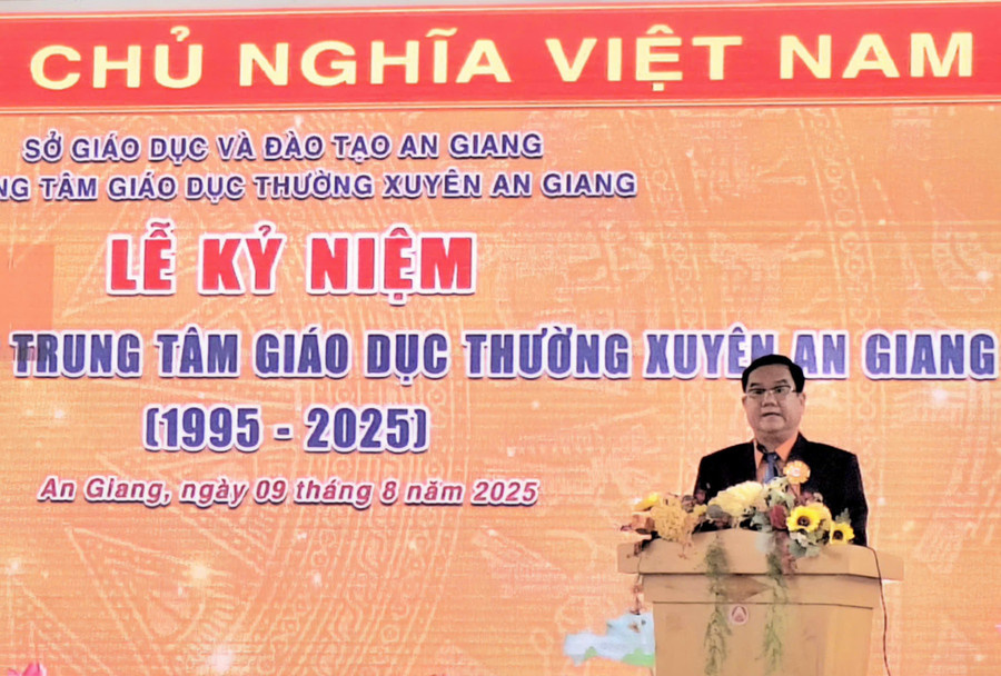 Ông Lâm Huỳnh Mạnh Đông, Giám đốc Trung tâm GDTX tỉnh An Giang phát biểu tại buổi lễ. Ảnh: Trọng Nhân. img-20250809-144003.jpg