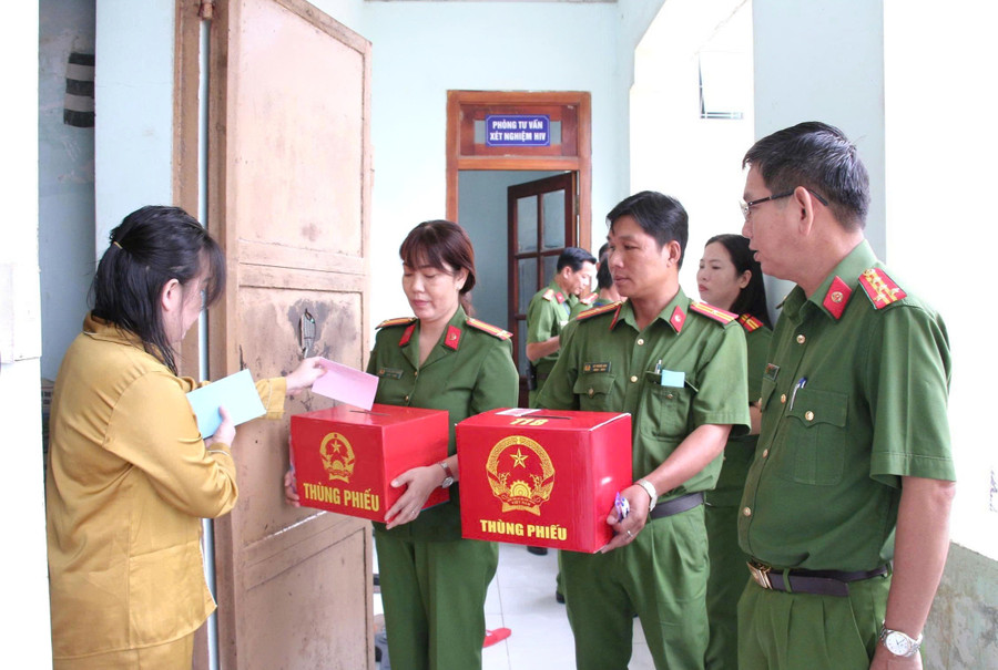 Những người bị tạm giữ, tạm giam tại An Giang tham gia bầu cử.