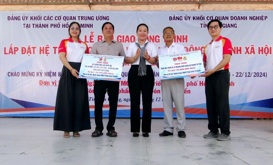 Đảng ủy Khối các cơ quan Trung ương tại TP HCM tặng quà cho trường học trên địa bàn An Giang.