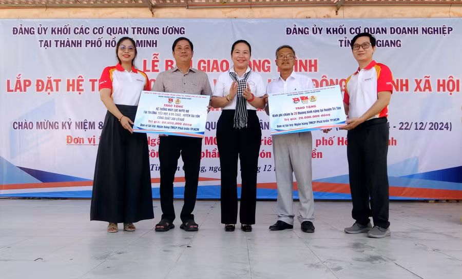 Đảng ủy Khối các cơ quan Trung ương tại TP HCM tặng quà cho trường học trên địa bàn An Giang.