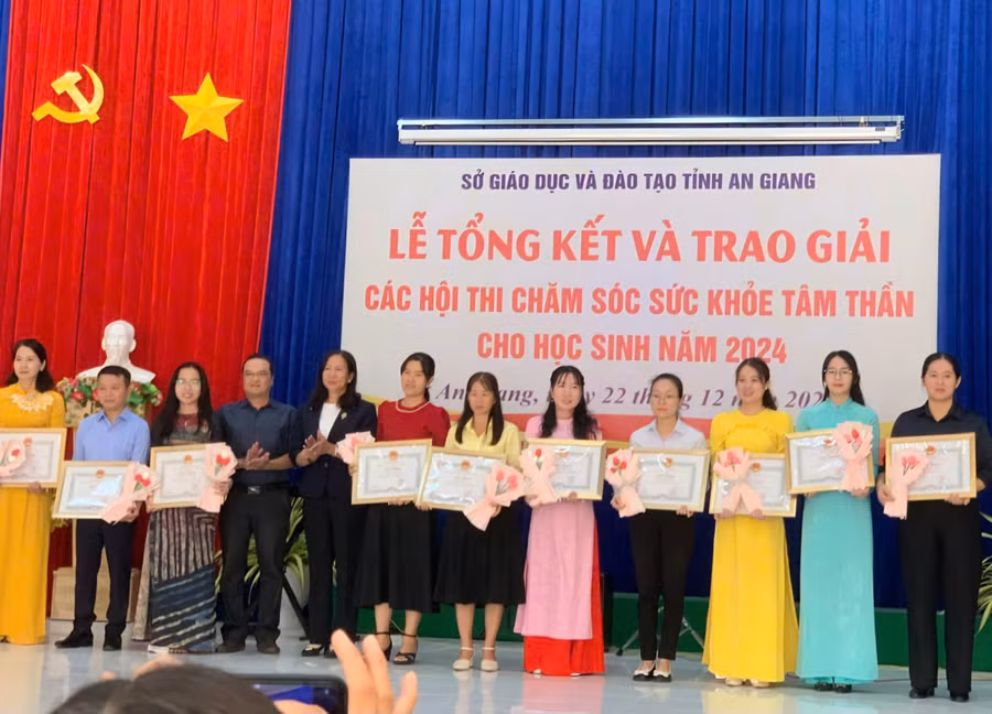 An Giang trao khen thưởng Cuộc thi viết về giáo dục "Chăm sóc sức khỏe tâm thần cho trẻ em, học sinh" năm 2024. 