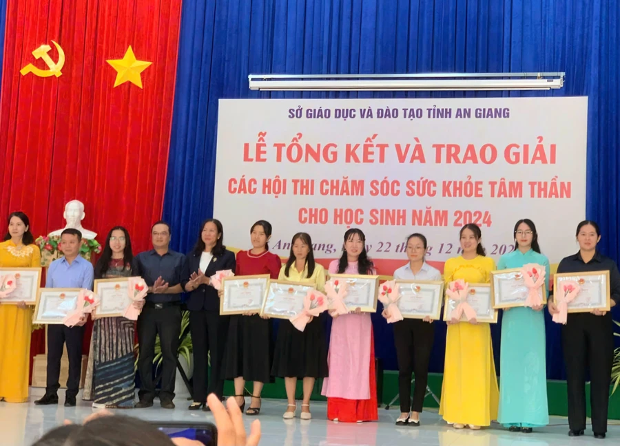 An Giang trao khen thưởng Cuộc thi viết về giáo dục "Chăm sóc sức khỏe tâm thần cho trẻ em, học sinh" năm 2024. 