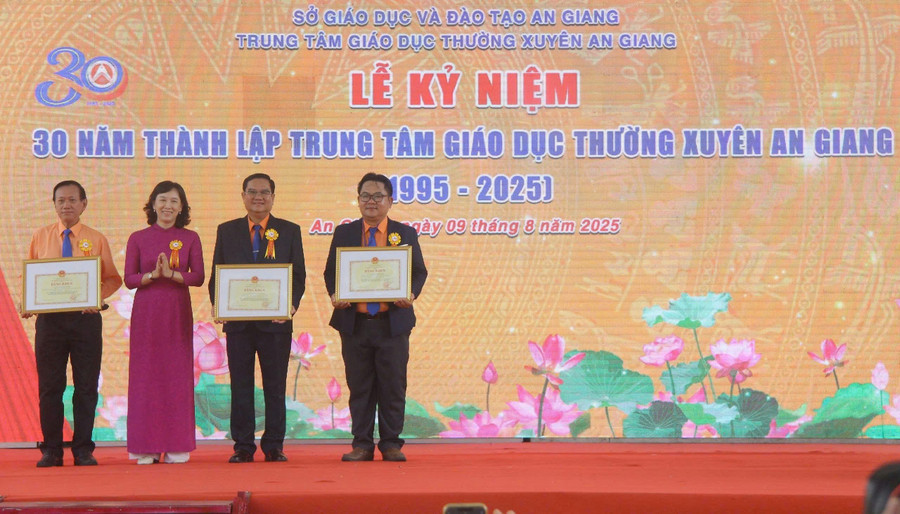 Tập thể và cá nhân được nhận Bằng khen của Bộ GD&ĐT. Ảnh: Trọng Nhân. 1000051427.jpg