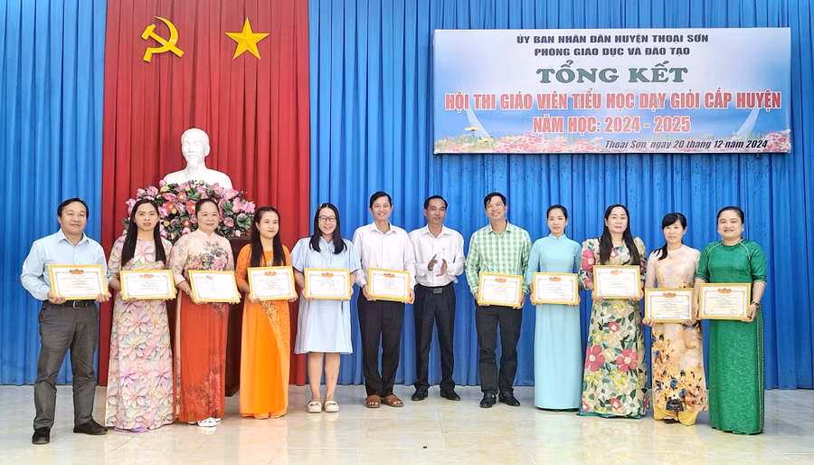 Phòng GD&ĐT Thoại Sơn(An Giang) biểu dương, trao khen thưởng cho 184 giáo viên dạy giỏi tiểu học năm học 2024 - 2025. (Ảnh: Trọng Nhân)