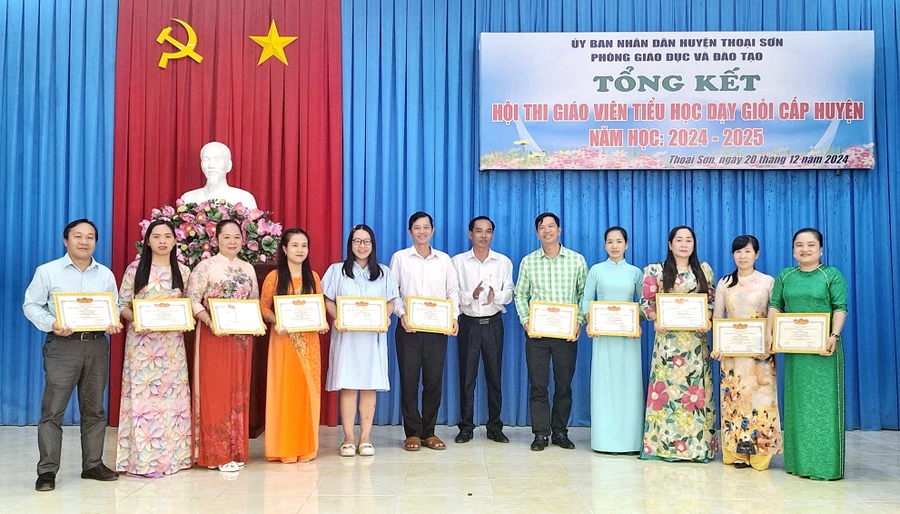 Phòng GD&ĐT Thoại Sơn(An Giang) biểu dương, trao khen thưởng cho 184 giáo viên dạy giỏi tiểu học năm học 2024 - 2025. (Ảnh: Trọng Nhân)