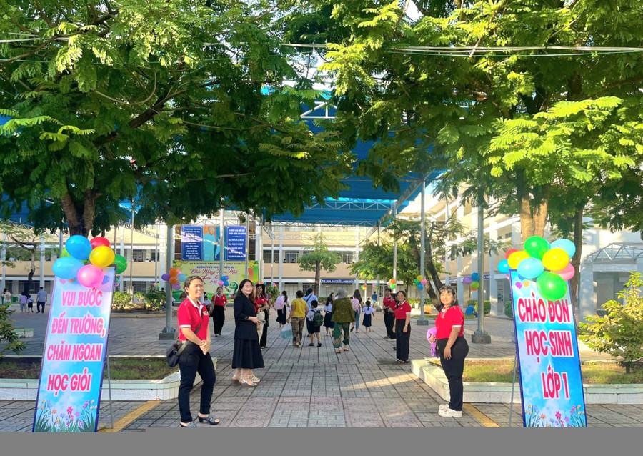 Các cô giáo Trường Tiểu học Nguyễn Du (phường Long Xuyên, tỉnh An Giang) đón học sinh lớp 1 đến trường. 1000052569-9657.jpg