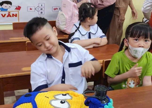 Niềm vui đến trường của học sinh lớp 1. 1000052567.jpg
