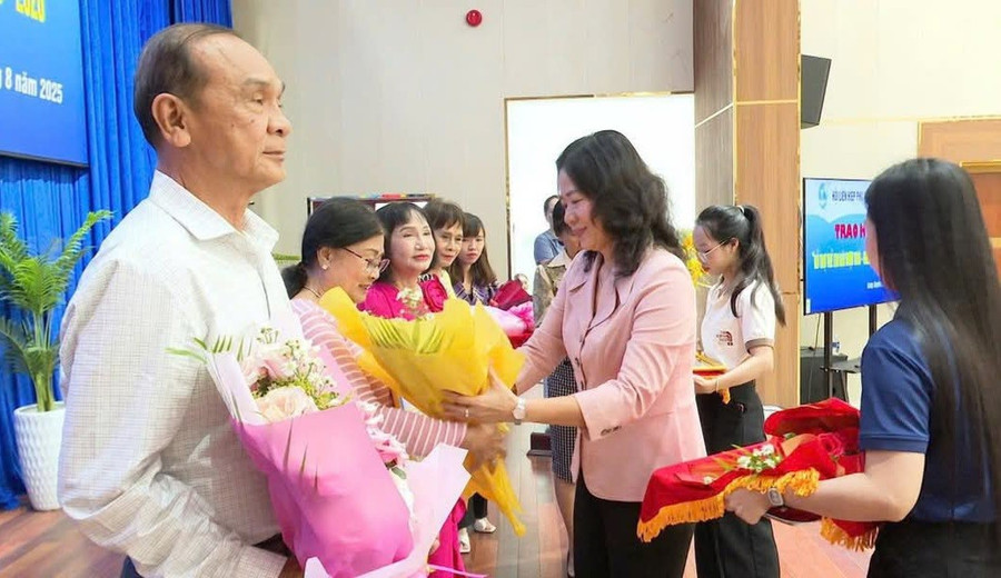 Bà Võ Thị Xuân Kiều, Phó Bí thư Thường trực Đảng bộ phường Long Xuyên trao Cảm tạ các nhà tài trợ. 1000052583.jpg
