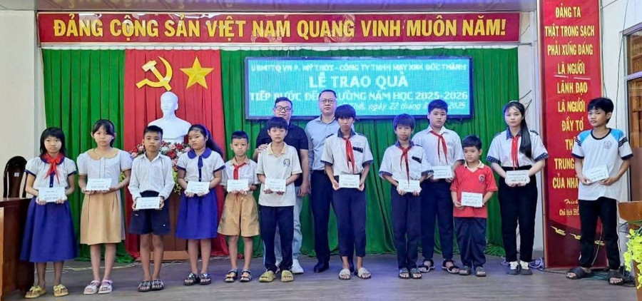Phường Mỹ Thới (An Giang) trao 60 phần quà "Tiếp sức đến trường" cho học sinh đặc biệt khó khăn. 1000052588.jpg