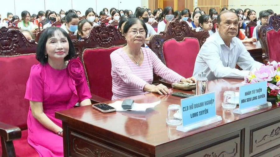 Các nhà hảo tâm tham dự buổi trao học bổng. 1000052586.jpg