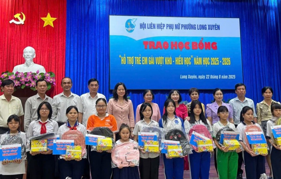 Trao học bổng cho trẻ em gái vượt khó học tốt. 1000052584.jpg