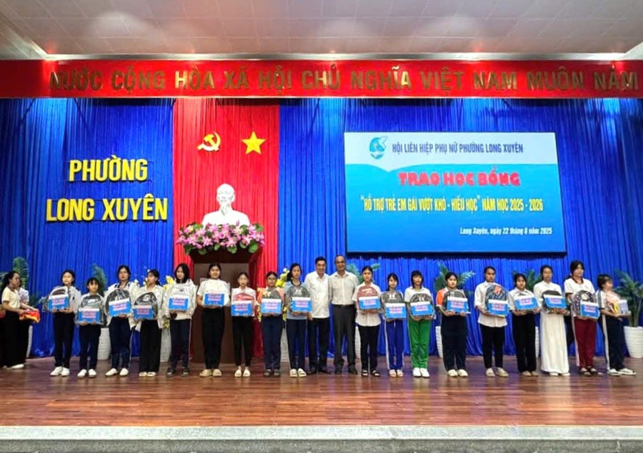 Trao học bổng cho trẻ em gái vượt khó - hiếu học.