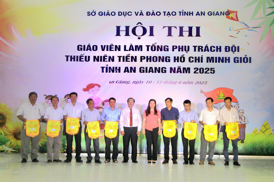 Ban tổ chức trao cờ lưu niệm các Phòng GD&ĐT tham dự hội thi. Ảnh: Trọng Nhân. 1000044461.jpg