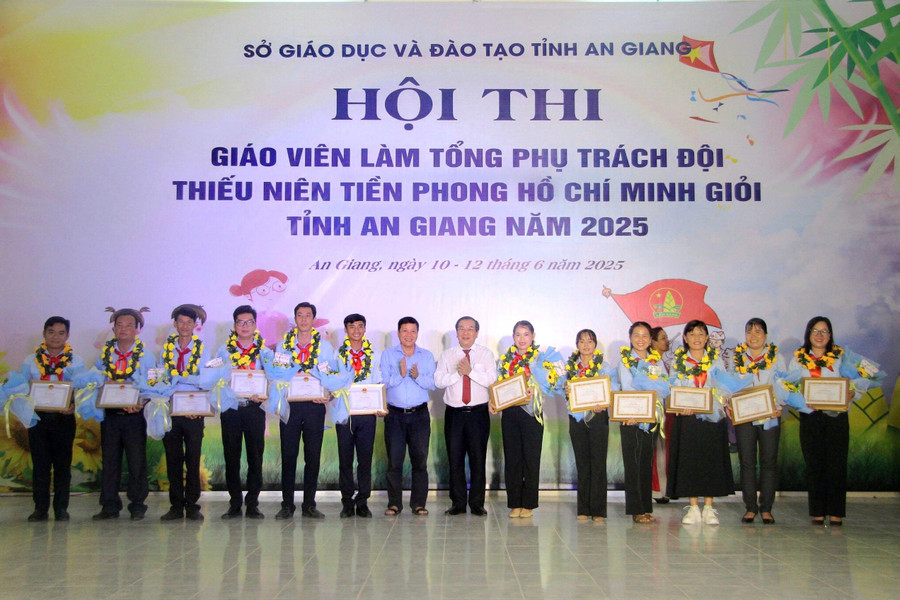 Trao khen thưởng giáo viên đạt giải B. Ảnh: Trọng Nhân. 1000044465.jpg