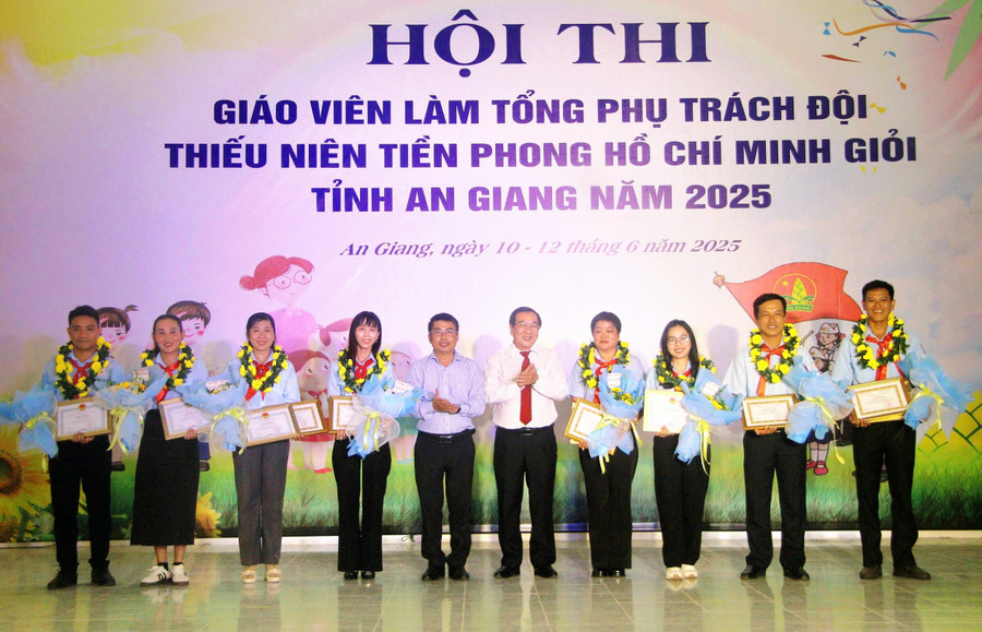 Trao khen thưởng giáo viên đạt giải A. Ảnh: Trọng Nhân. 1000044469.jpg