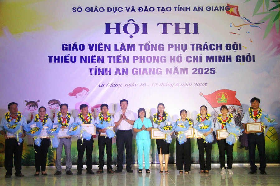 Trao khen thưởng giáo viên đạt giải C. Ảnh: Trọng Nhân. 1000044464.jpg