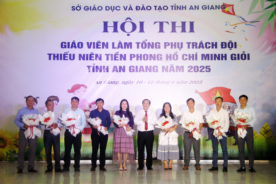 Ban tổ chức tặng hoa Ban Giám khảo hội thi. Ảnh: Trọng Nhân. 1000044463.jpg