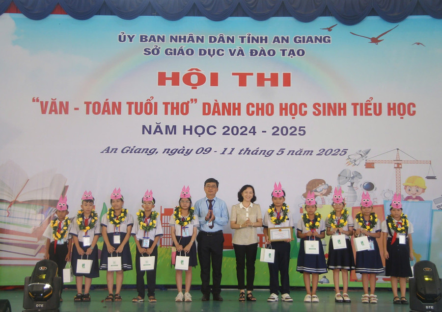 Trao khen thưởng Đội đạt giải Nhất tại hội thi. (Ảnh: Trọng Nhân) 1000042429.jpg