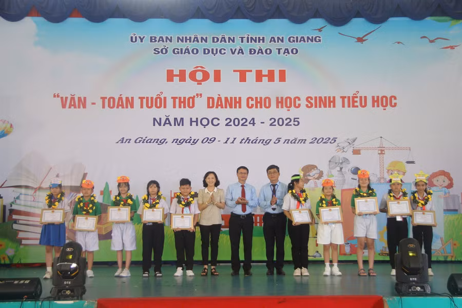 Sở GD&ĐT tỉnh An Giang trao giải Hội thi "Văn - Toán tuổi thơ" dành cho học sinh tiểu học năm học 2024 - 2025. (Ảnh: Trọng Nhân) 