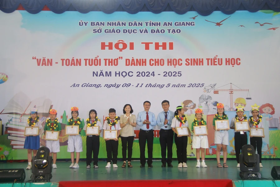 Sở GD&ĐT tỉnh An Giang trao giải Hội thi "Văn - Toán tuổi thơ" dành cho học sinh tiểu học năm học 2024 - 2025. (Ảnh: Trọng Nhân) 