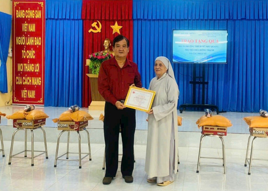 Địa diện chính quyền địa phương trao cảm tạ nhà tài trợ. 1000056797.jpg