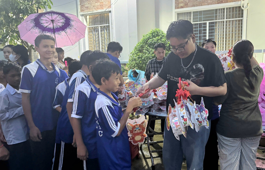 Trao quà Trung thu cho trẻ em dân tộc Khmer xã Ô Lâm. 1000056799.jpg
