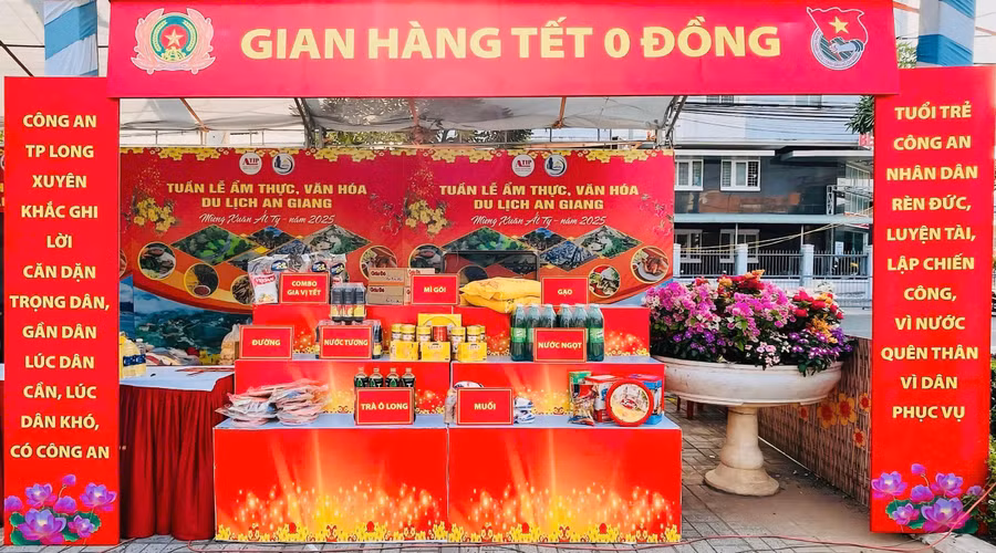 "Gian hàng Tết 0 đồng" của tuổi trẻ Công an TP Long Xuyên (An Giang) ấm áp nghĩa tình.