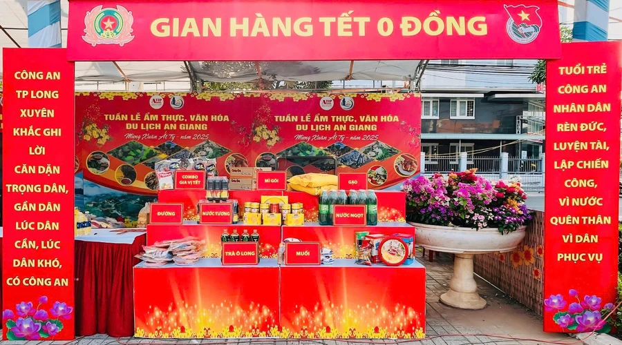 "Gian hàng Tết 0 đồng" của tuổi trẻ Công an TP Long Xuyên (An Giang) ấm áp nghĩa tình.