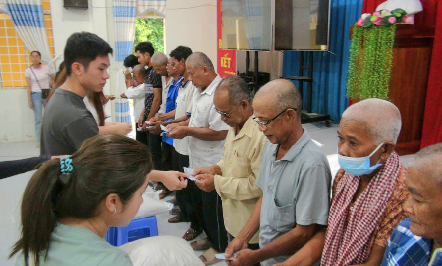 An Giang trao tặng 100 phần quà cho bà con Khmer xã Ô Lâm.