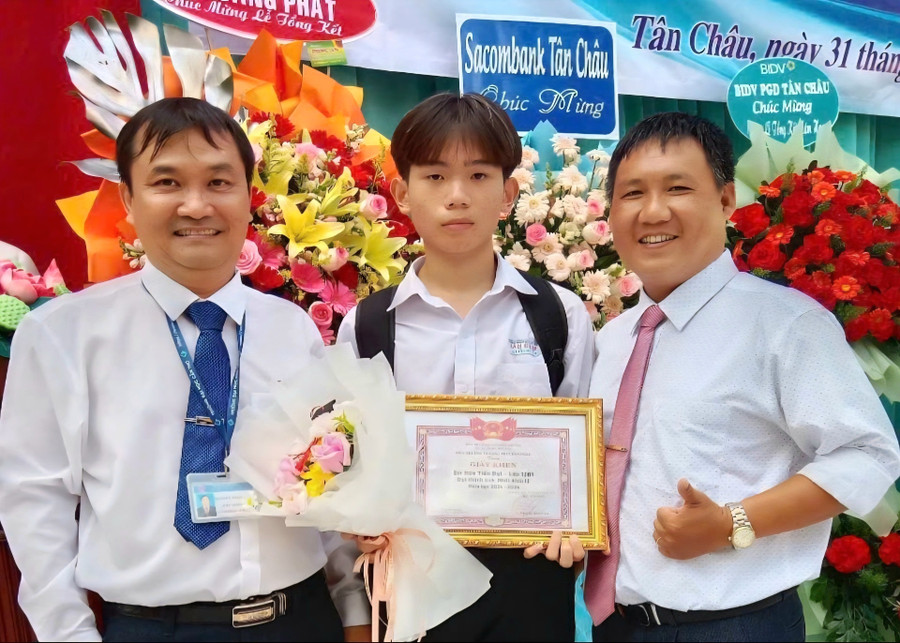 Nam sinh Hứa Tiến Đạt (giữa) thủ khoa tỉnh An Giang Kỳ thi tốt nghiệp THPT năm 2025 với 37,5 điểm. Ảnh: NTCC. 1000047707.jpg