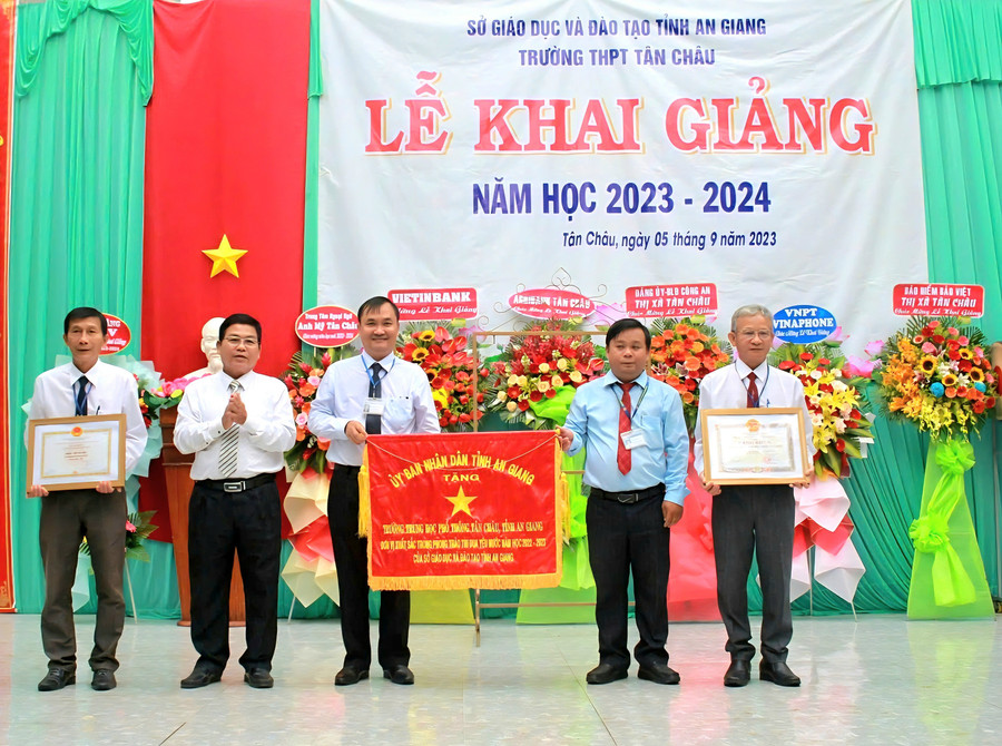Trường THPT Tân Châu (tỉnh An Giang) nhận cờ thi đua "Đơn vị xuất sắc trong phong trào thi đua yêu nước" năm học 2022 - 2023. Ảnh: NTCC. 1000047709.jpg