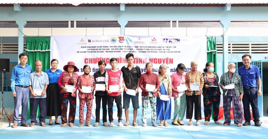 Tặng quà cho các hộ dân khó khăn. 1000052724.jpg