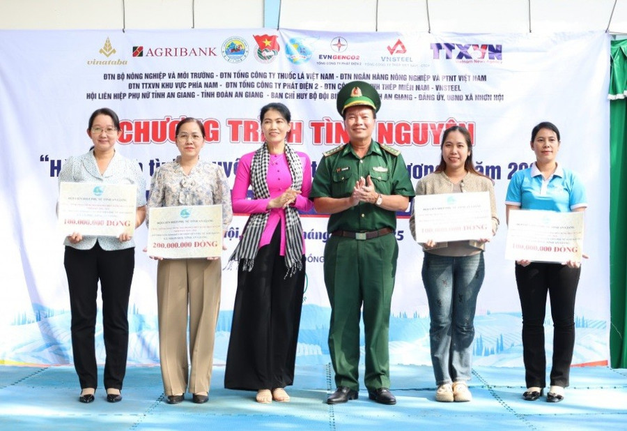 Trao vốn sinh kế cho hội viên Hội Phụ nữ. 1000052725.jpg