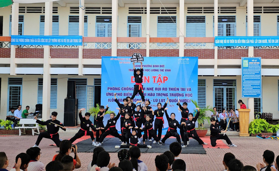 Học sinh tham gia diễn tập. 1000053501.jpg