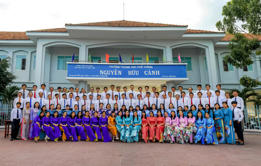 Tập thể Sư phạm Trường THPT Nguyễn Hữu Cảnh (tỉnh An Giang). Ảnh: NTCC.