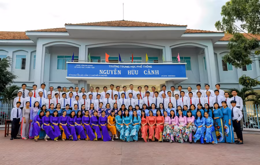 Tập thể Sư phạm Trường THPT Nguyễn Hữu Cảnh (tỉnh An Giang). Ảnh: NTCC.