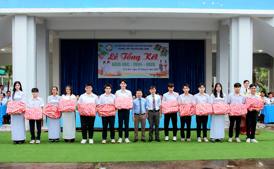 Trao khen thưởng học sinh đạt thành tích xuất sắc trong học tập và rèn luyện. Ảnh: NTCC. 1000047923.jpg