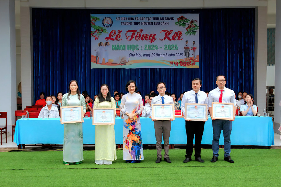 Trao khen thưởng Giáo viên dạy giỏi cấp tỉnh. Ảnh: NTCC. 1000047925.jpg